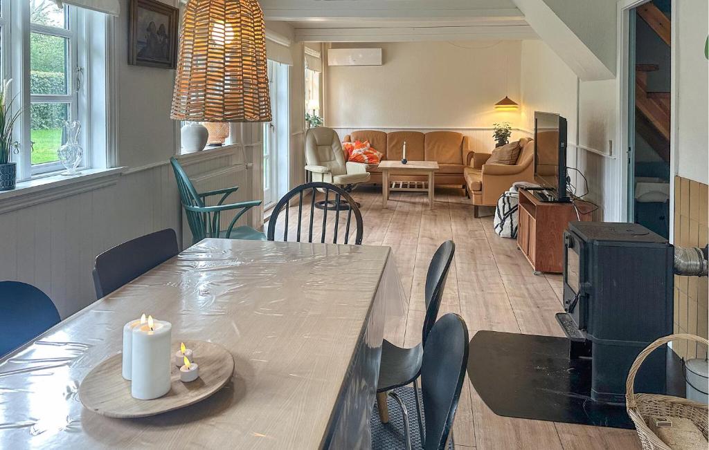 Et opholdsområde på Awesome Home In Aakirkeby With Wifi