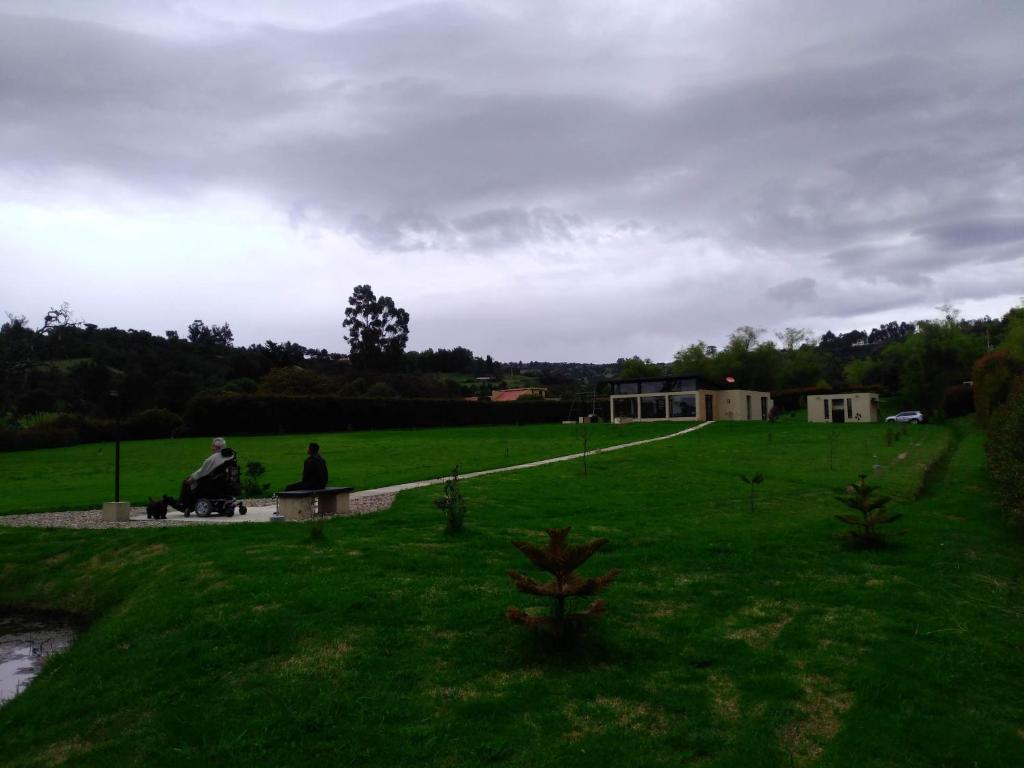 オボルニキにあるTour Jonyの二人の公園のベンチに座っている