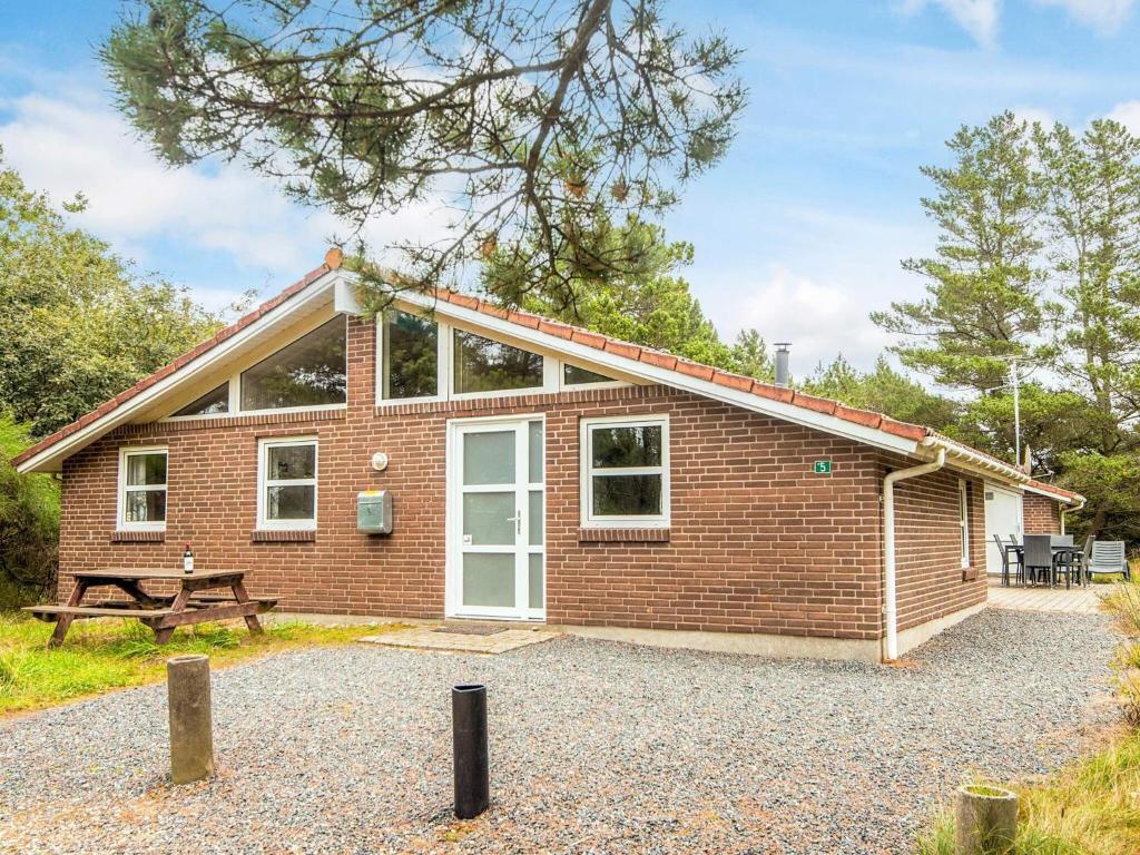 ブラーバンドにあるIdyllic Retreat with Whirlpool-By Traumのピクニックテーブルとベンチのある小さなレンガ造りの家