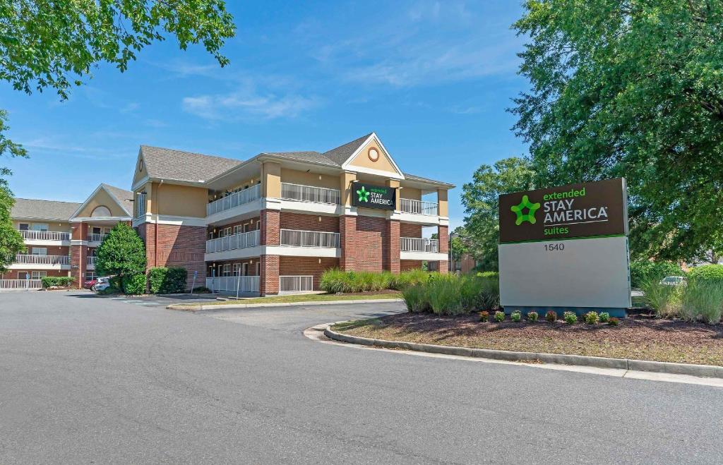 チェサピークにあるExtended Stay America Suites - Chesapeake - Crossways Blvdの前に看板がある建物
