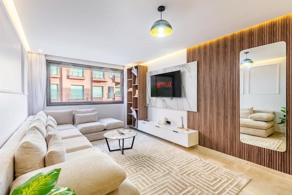 マラケシュにあるLuxury 1BR in guelizのソファとテレビのあるリビングルーム