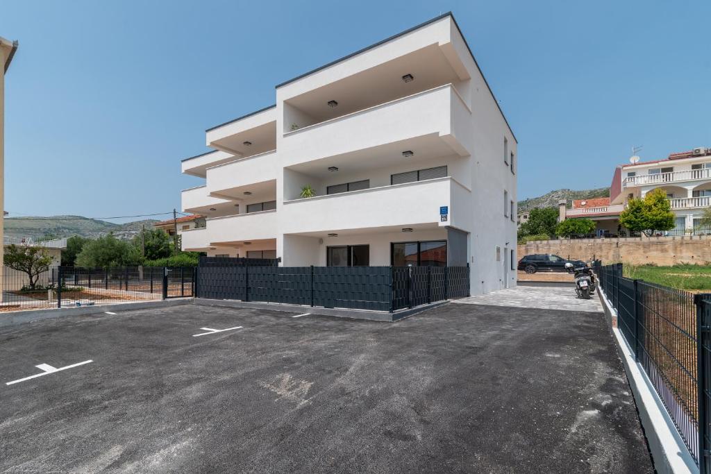 Apartments with parking space Trogir - 24927