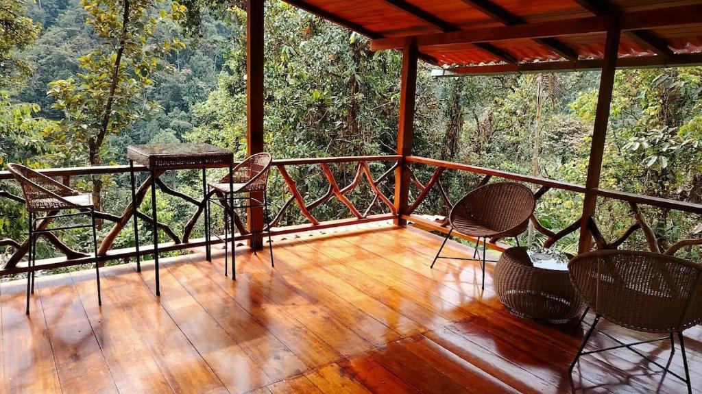 een veranda met stoelen en een tafel op een terras bij Luli Wasi in Miraflores