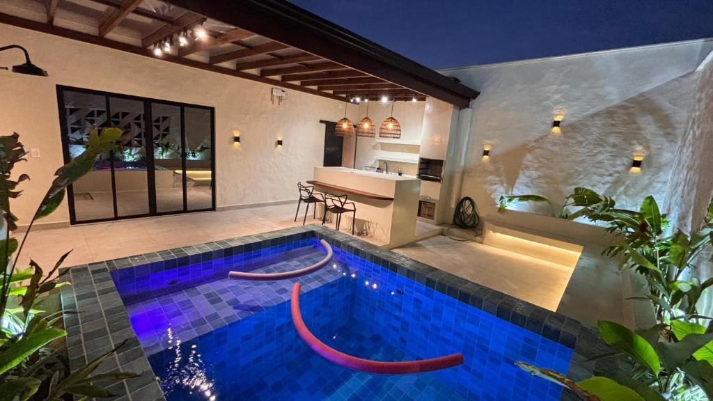 Bazén v ubytování Cantu Casa Pé na areia com piscina a 15 min de São Miguel do Gostoso nebo v jeho okolí