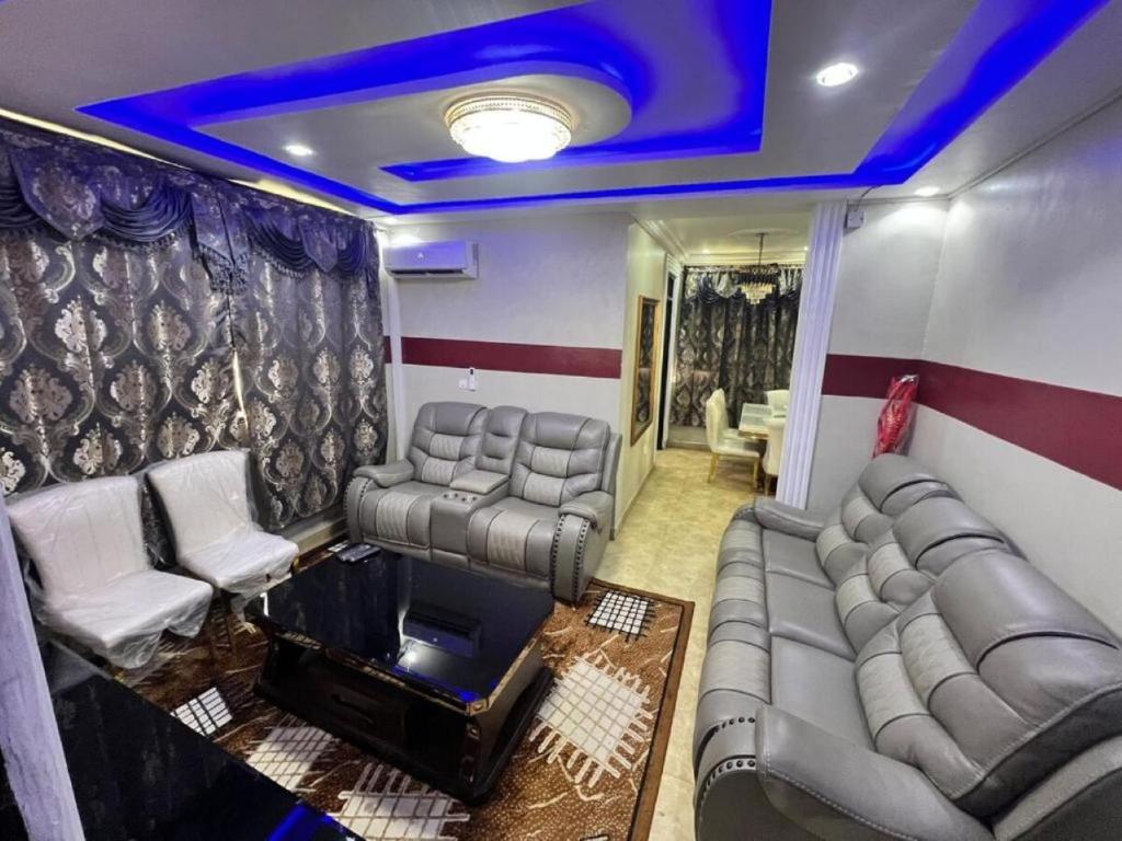 Posezení v ubytování The Nobles Luxurious 2 Bedroom Apartment