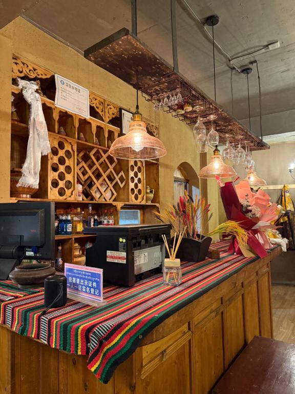 GarzeにあるUtopia youth hostelの店内のストライプ柄のカウンタートップを備えたバー