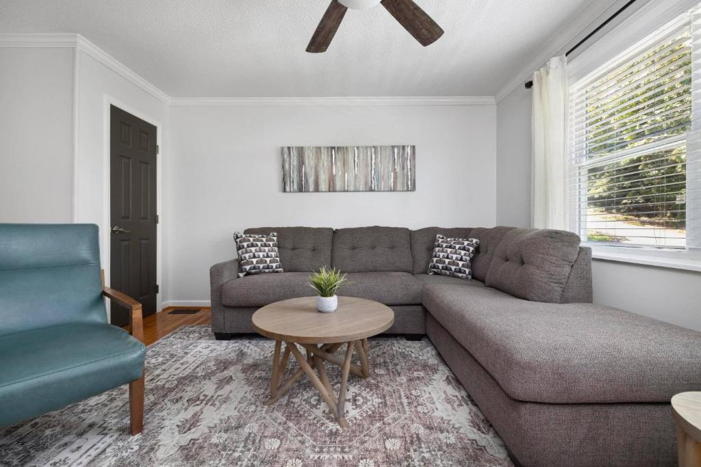 Un lugar para sentarse en Steps from Boone Lake! 3BR home with hot tub