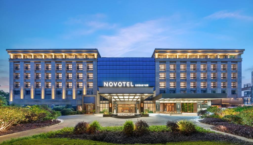 a rendering of the novotel hotel in philadelphia at Novotel Shanghai Hongqiao International Airport in Shanghai