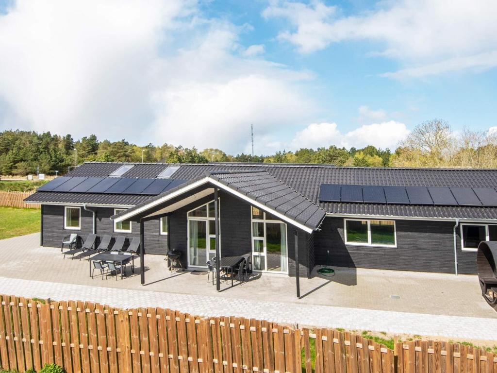 ロモ・キルケビーにある16 person holiday home in Rømøの太陽電池パネル付黒屋根