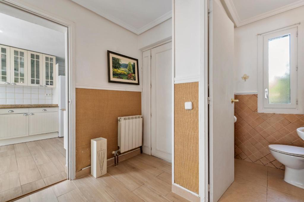 ein Badezimmer mit Toilette und Waschbecken in der Unterkunft Relax en la naturaleza a solo 45 min de Madrid in Collado Mediano