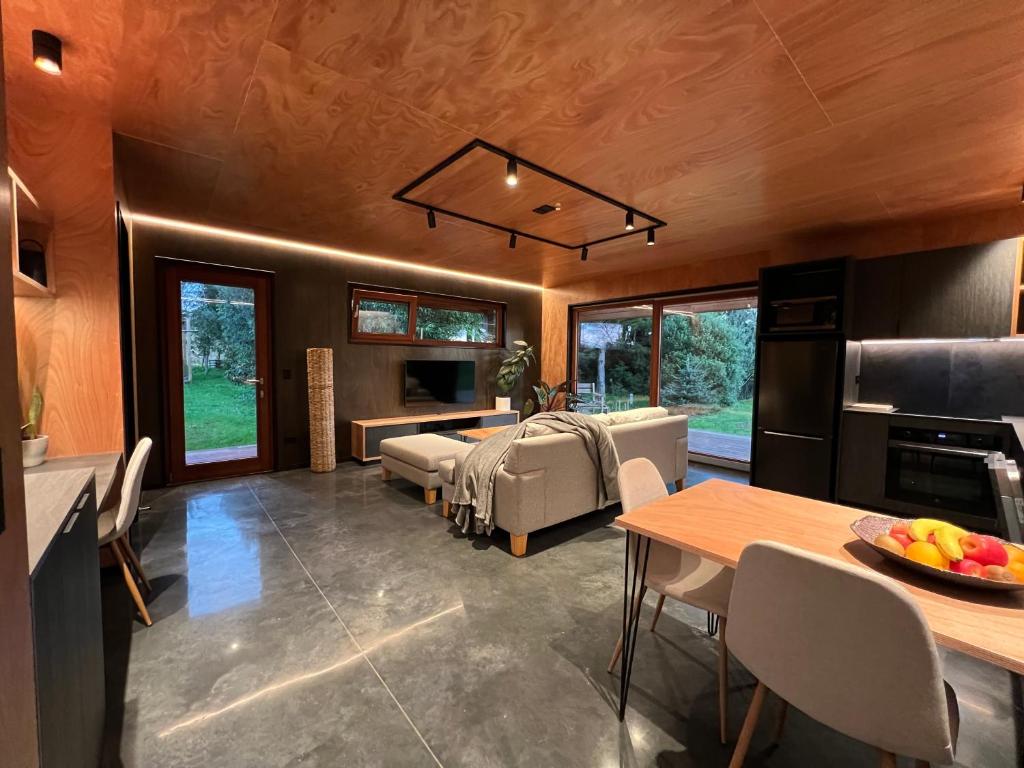 Luxury Rural Retreat with Carport and Fast Wi-Fi - Resim 11