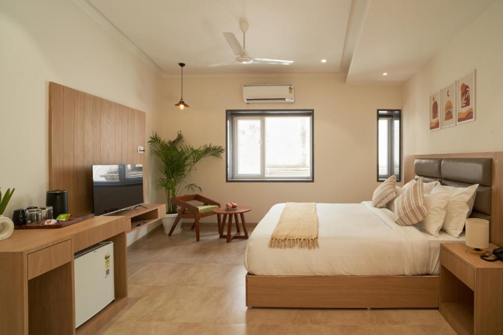 una camera da letto con un letto grande e una cucina di Anvaya Udaipur a Udaipur