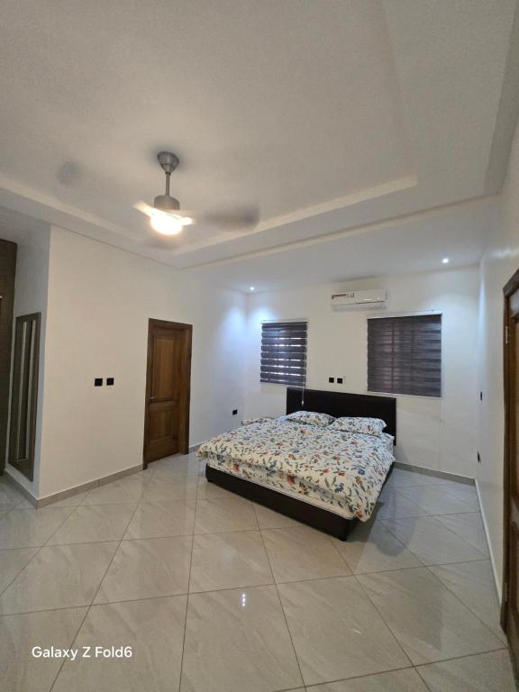 Fotografie z fotogalerie ubytování Aarons Place 4BR home 10mins to Airport Prime Area Fast WIFI v destinaci Accra