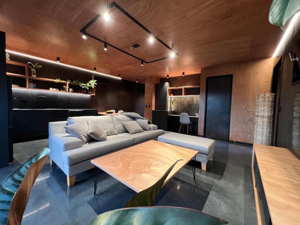 Luxury Rural Retreat with Carport and Fast Wi-Fi - Resim 13