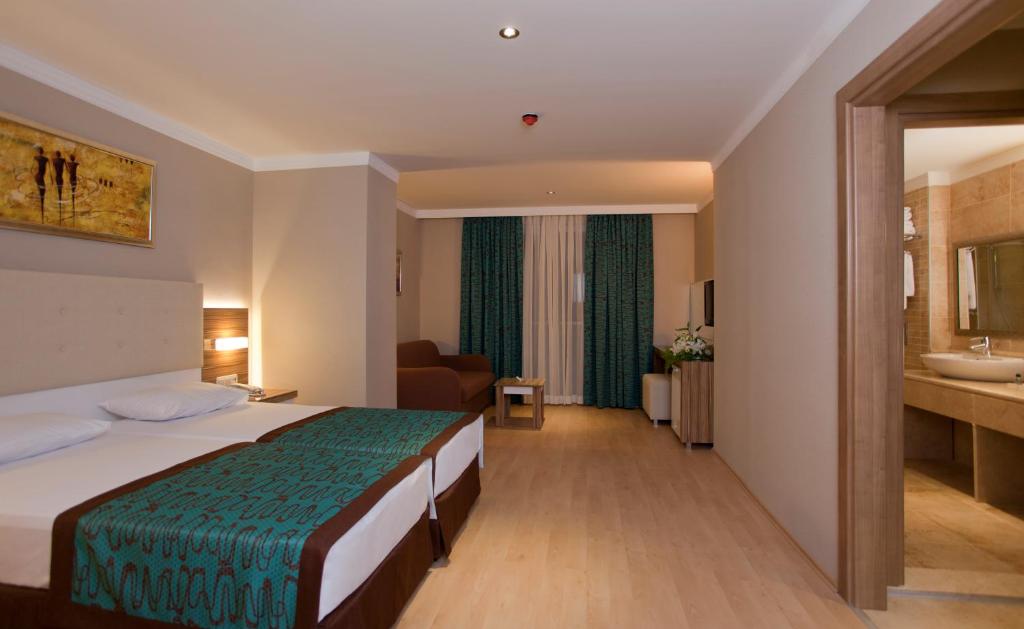 Postel nebo postele na pokoji v ubytování Riviera Hotel & Spa