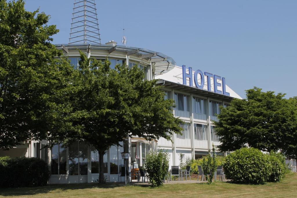 un edificio con una torre encima en Hotel Schwanau garni, en Schwanau