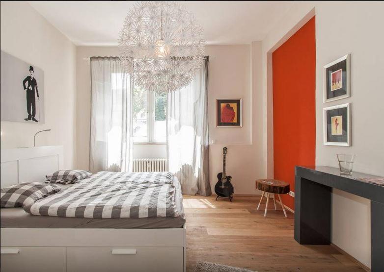 1 dormitorio con cama y ventana grande en Wohnen am Kulturspeicher mit eigenem Parkplatz, en Würzburg