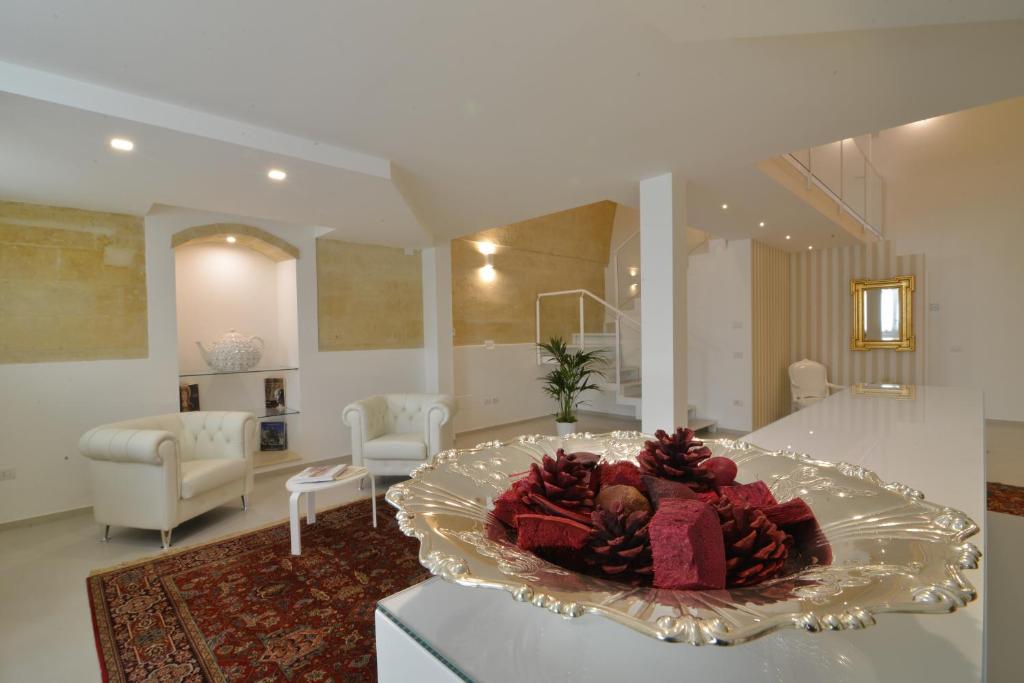 una sala de estar con una gran placa de cristal sobre una mesa. en Casa Blanca Matera, en Matera