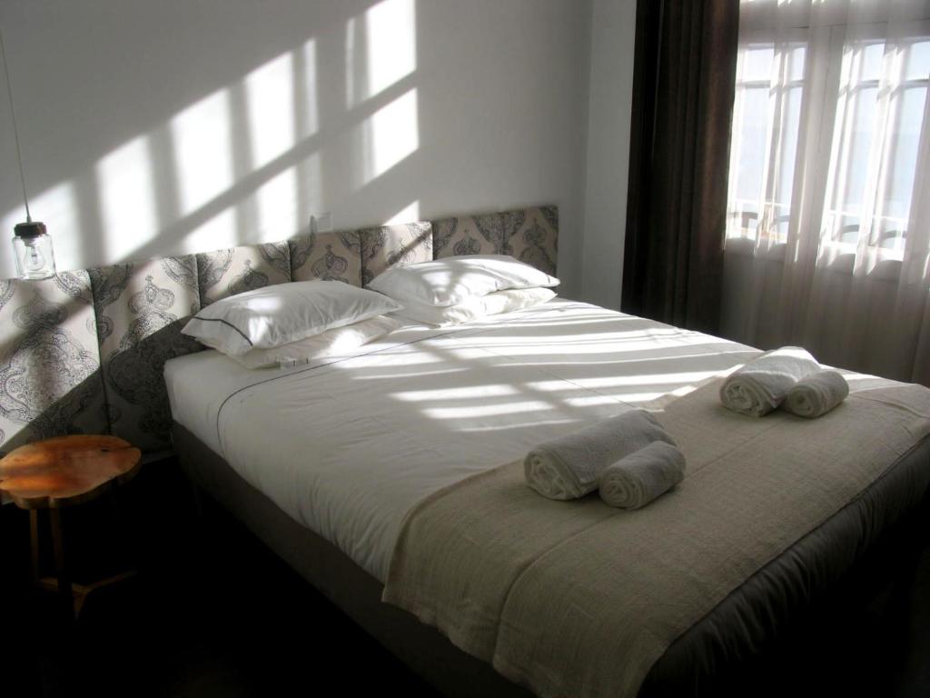 Säng eller sängar i ett rum på Rosa Biscoito Suites