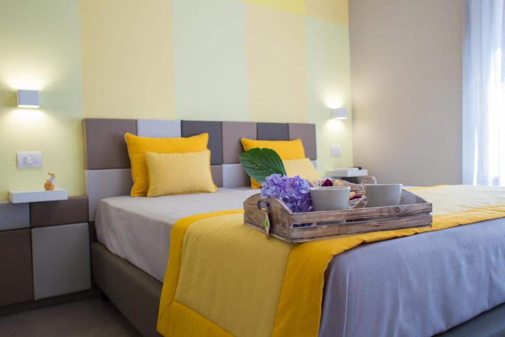 Un dormitorio con una cama y una bandeja. en Relais del Corso, en Sorrento