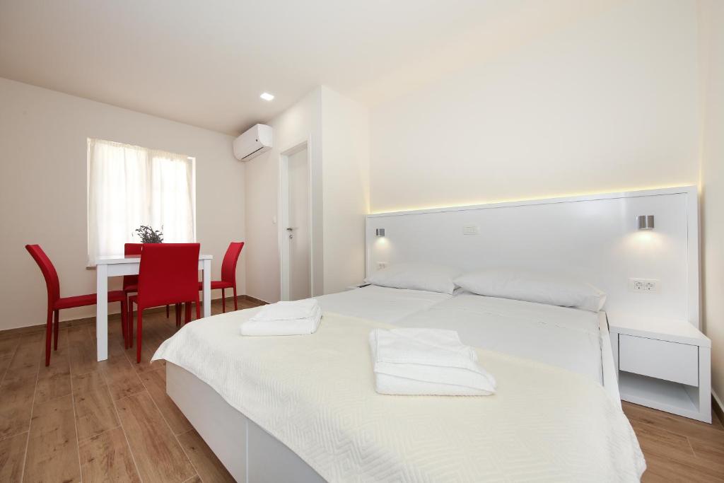 Idassa Atrium rooms - Family Room With Bathroom