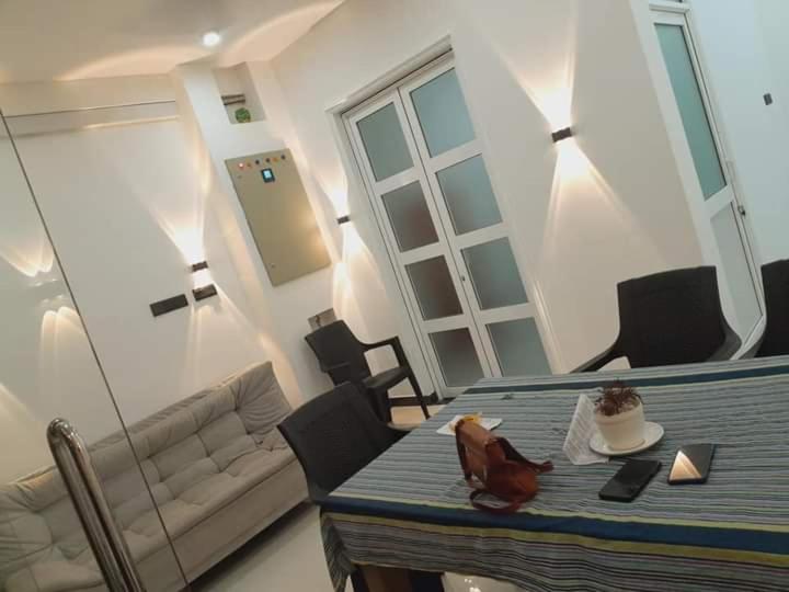 Χώρος καθιστικού στο Roshan Villa