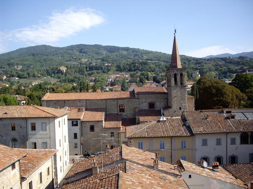 uma vista para uma cidade com uma igreja e telhados em Sansepolcro Rooms Rent em Sansepolcro