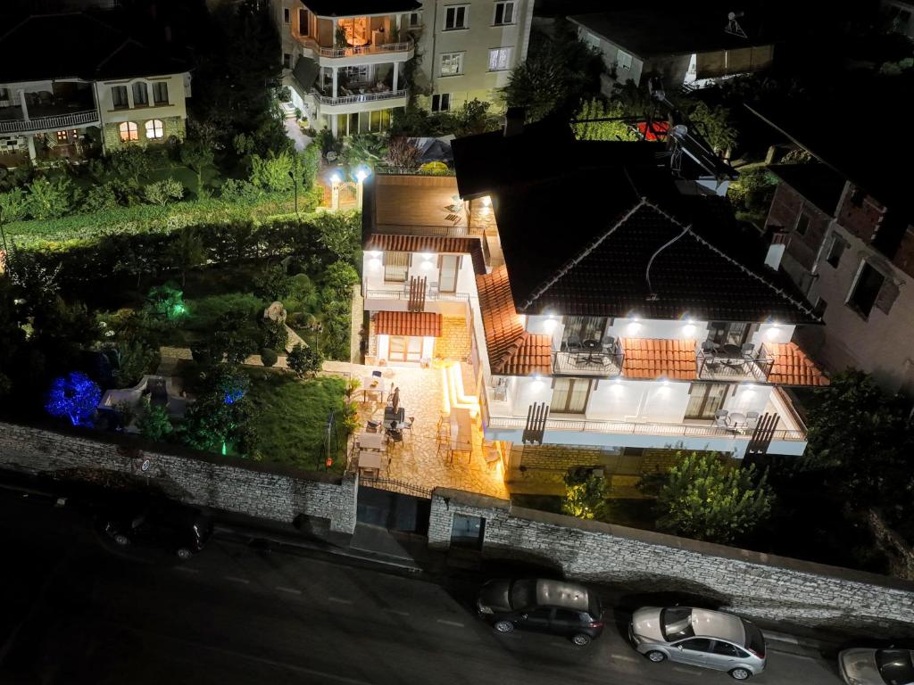 een luchtzicht op een huis 's nachts bij Villa Starova in Berat