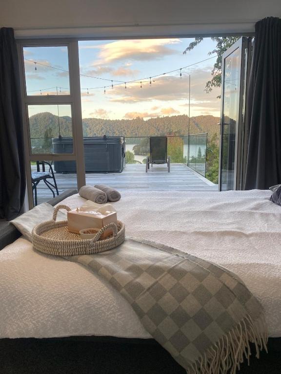 Secluded Lake Okareka Studio Views, Spa, Deck in Rotorua - Resim 6