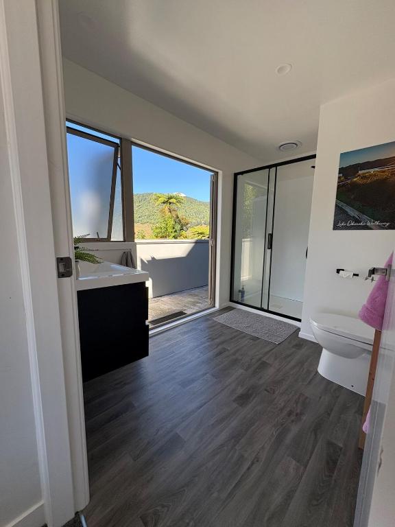 Secluded Lake Okareka Studio Views, Spa, Deck in Rotorua - Resim 8