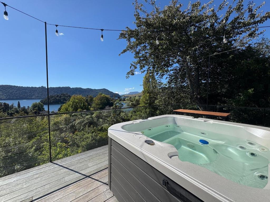 Secluded Lake Okareka Studio Views, Spa, Deck in Rotorua - Resim 1