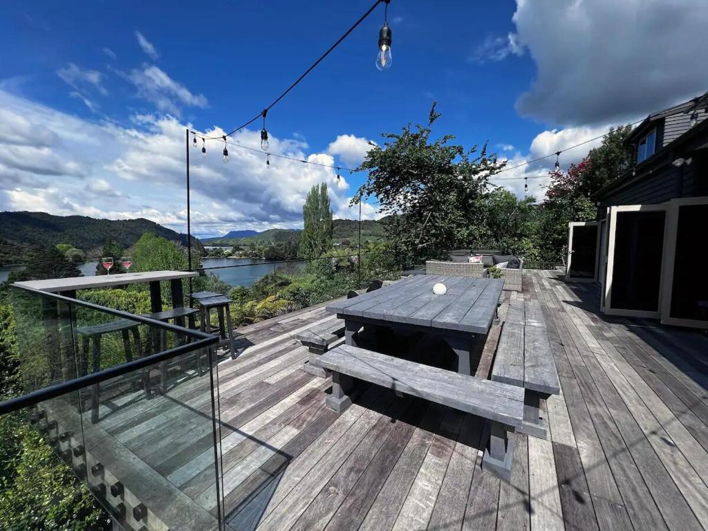 Secluded Lake Okareka Studio Views, Spa, Deck in Rotorua - Resim 13