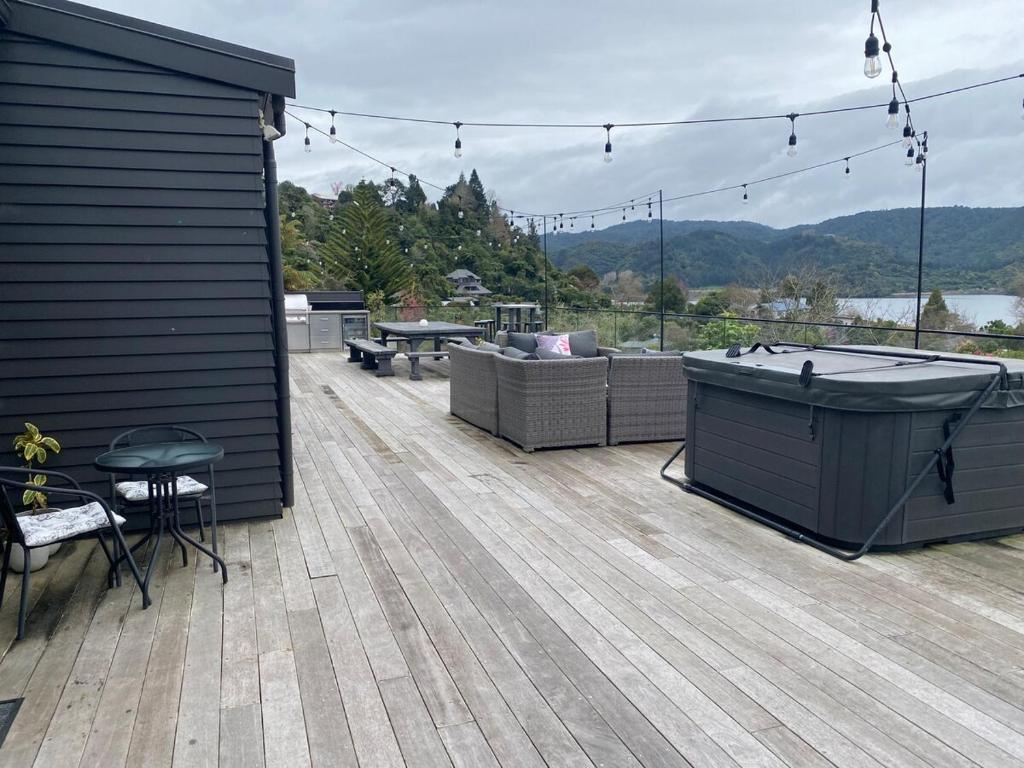 Secluded Lake Okareka Studio Views, Spa, Deck in Rotorua - Resim 9