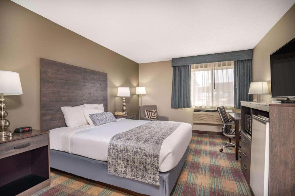 Baymont Inn Baldwin photo