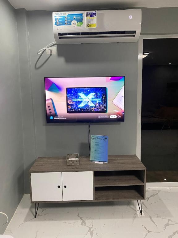 Μια τηλεόραση ή/και κέντρο ψυχαγωγίας στο Mr Home Stays Valencia City Bukidnon