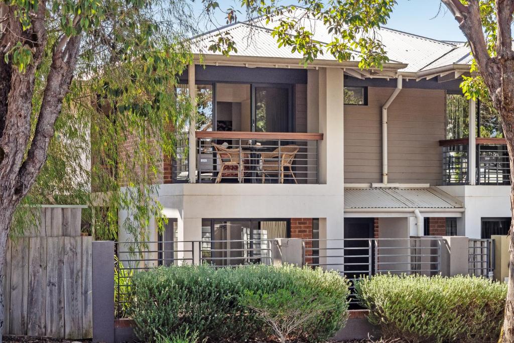 una casa con valla y arboles en Apartment 46, en Margaret River Town