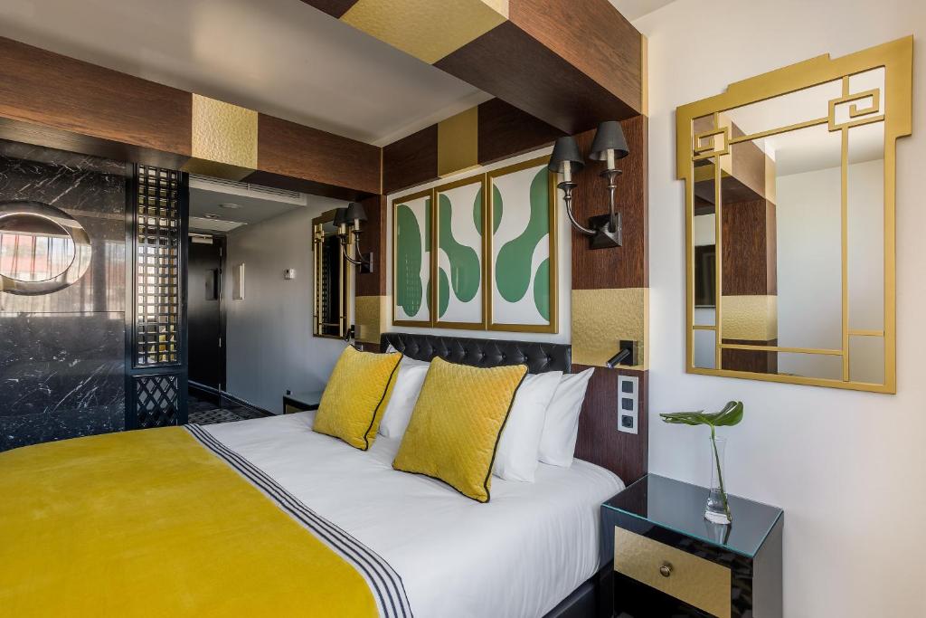 a bedroom with a large bed with yellow pillows at Room Mate Anna in Barcelona