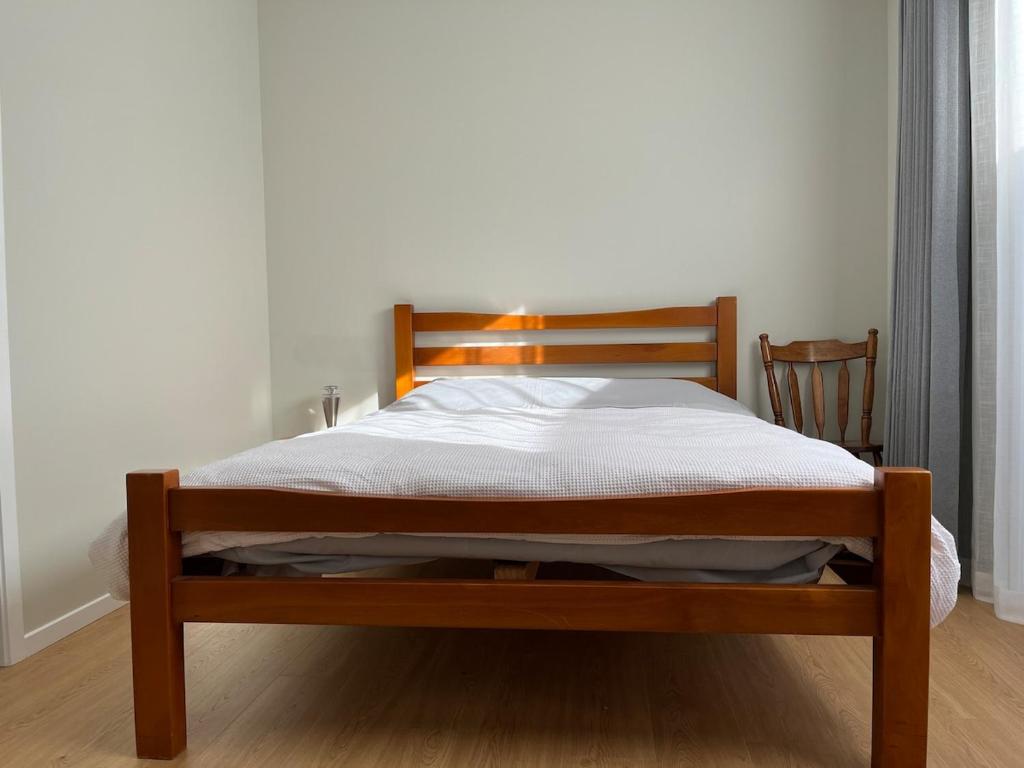 Ένα ή περισσότερα κρεβάτια σε δωμάτιο στο Ensuite Free parking Laundry Kitchenette No hob