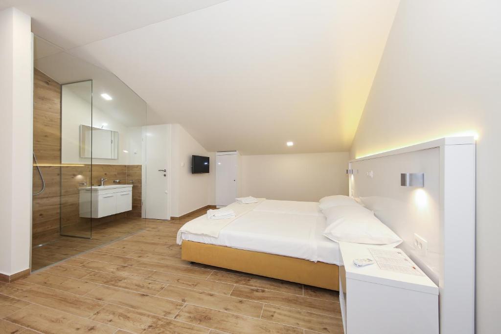 Idassa Atrium rooms - Double Room With Two Extra Beds