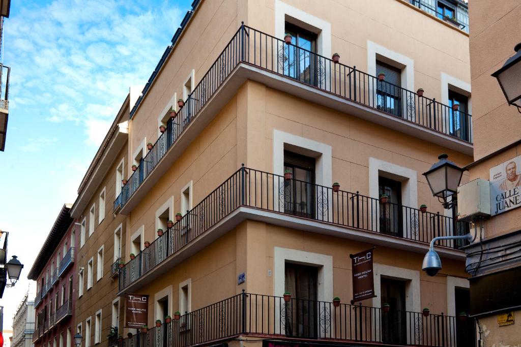 - un bâtiment avec des balcons sur le côté dans l'établissement THC Tirso Molina Hostel, à Madrid