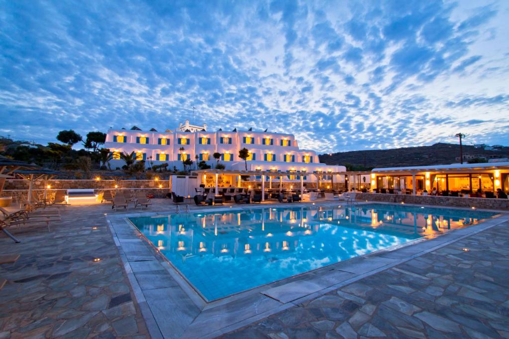 un hotel con piscina frente a un edificio en Yiannaki Hotel, en Ornos
