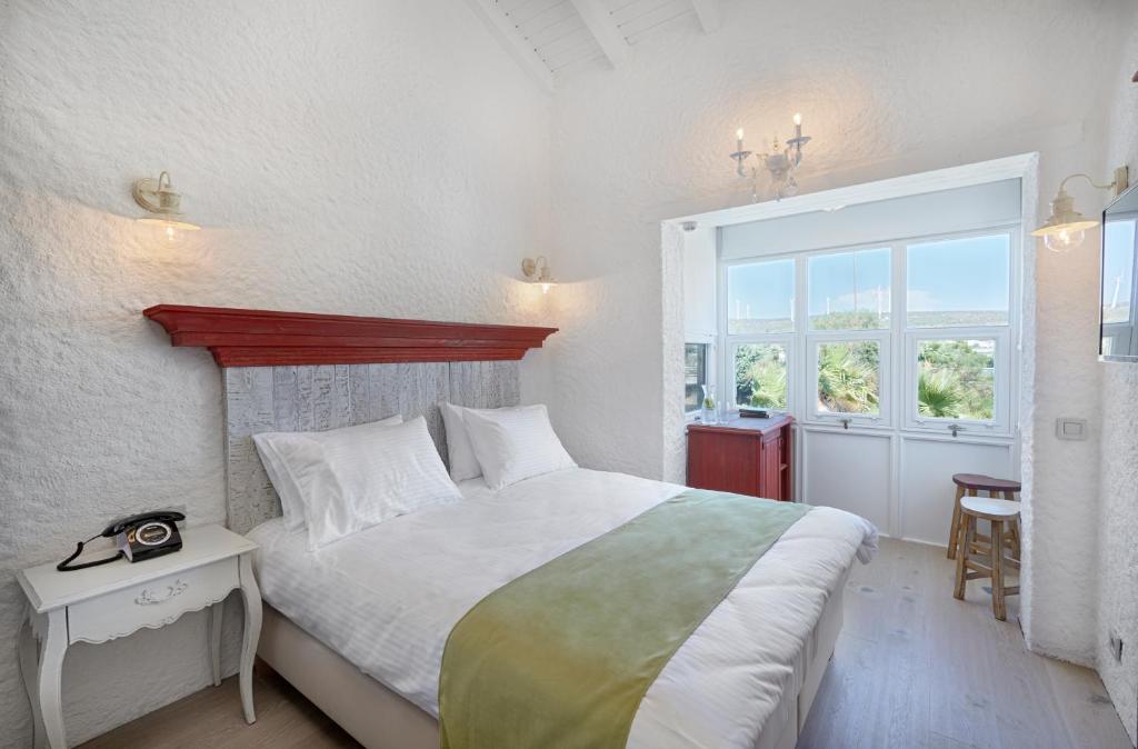 A bed or beds in a room at Alakapi Hotel & Villas