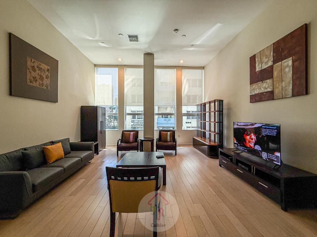 Χώρος καθιστικού στο Modern 2BR Loft with Luxury Amenities - 109 - GL