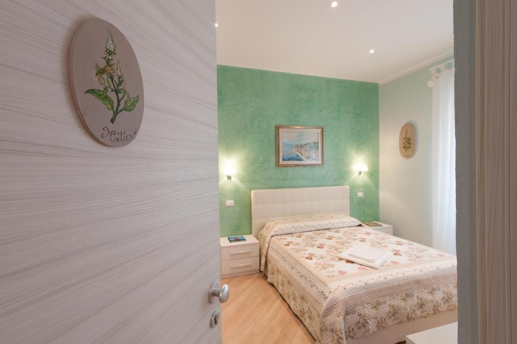 een kleine slaapkamer met een bed in een kamer bij Guest House Le Tre Spezie in La Spezia