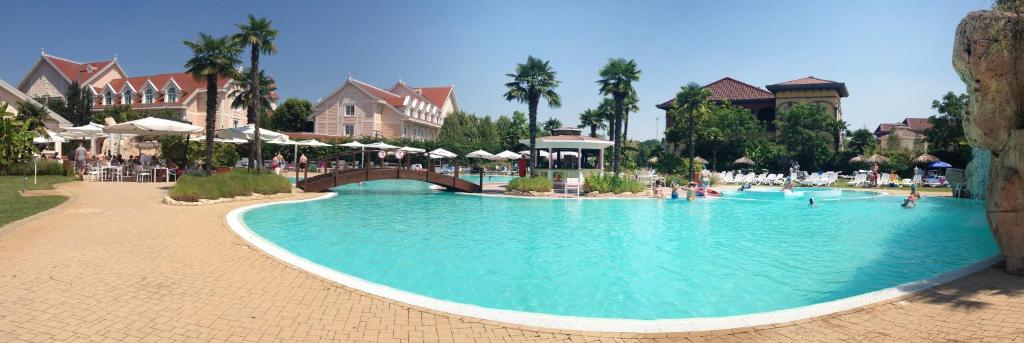 Bazén v ubytování Gardaland Adventure Hotel nebo v jeho okolí