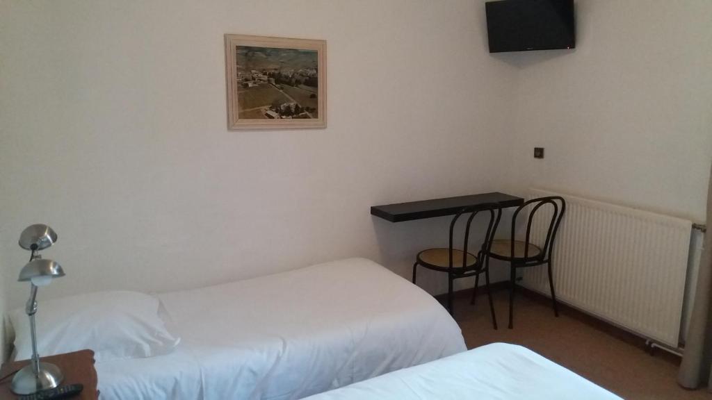 Postel nebo postele na pokoji v ubytování Le Relais Des Dix Crus - Logis Hôtel B&B