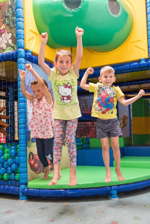 Majutusasutuses H2O Hotel-Therme-Resort, für Familien mit Kindern peatuvad lapsed