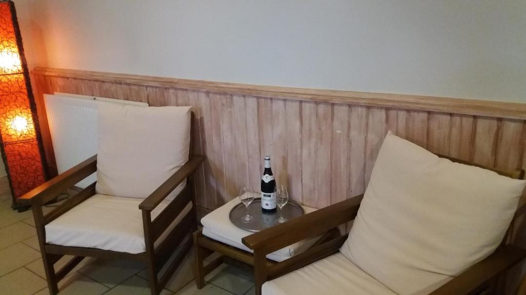 Posezení v ubytování Le Relais Des Dix Crus - Logis Hôtel B&B