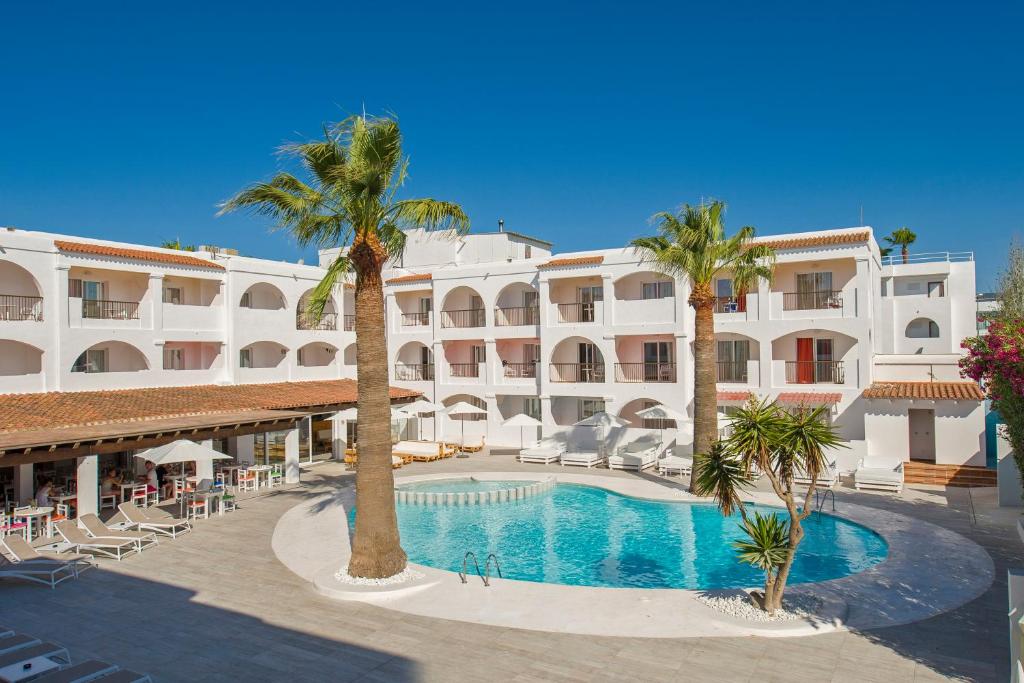 un complexe avec une piscine et des palmiers dans l'établissement Hotel Vibra Bossa Flow - Adults only, à Playa d'en Bossa