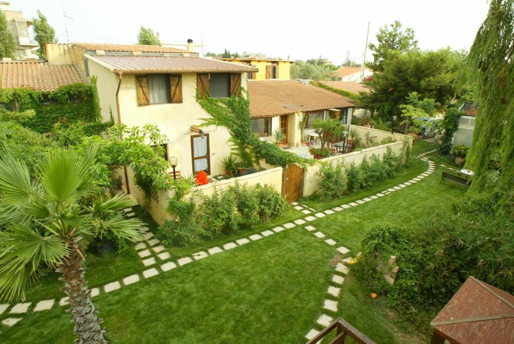 an aerial view of a yard with a house at Le Case Del Vivaio in Sciacca